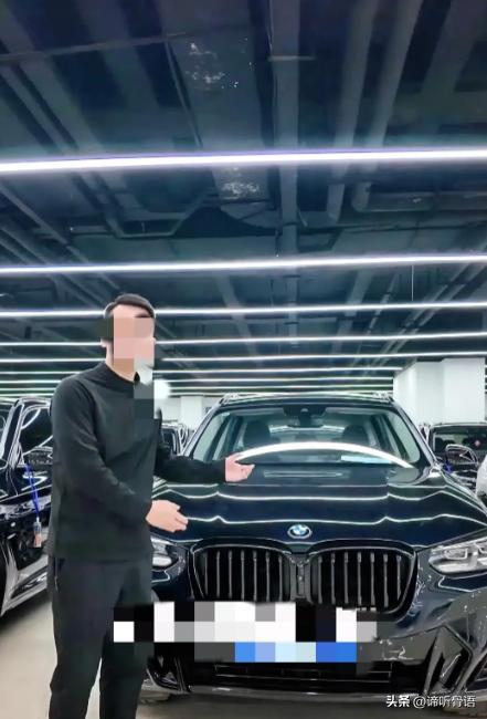 男子付了十四万，把二手轿车开回家，洗车时发现后备箱锁扣不对劲，撬开后见夹层里塞着