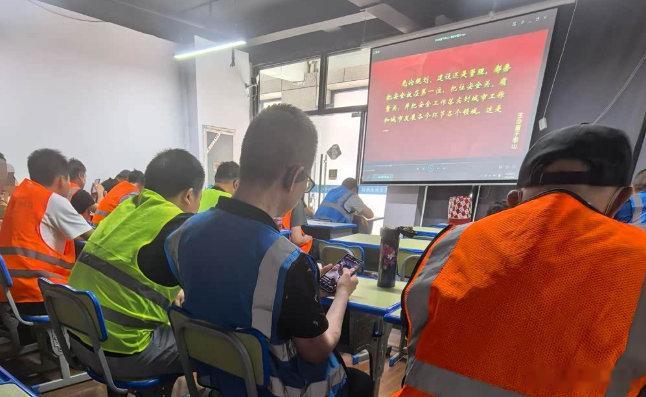 把安全培训当稳赚生意该管管了【晚报来论 | 雇人听课就能领苏安码监管能心安吗】培