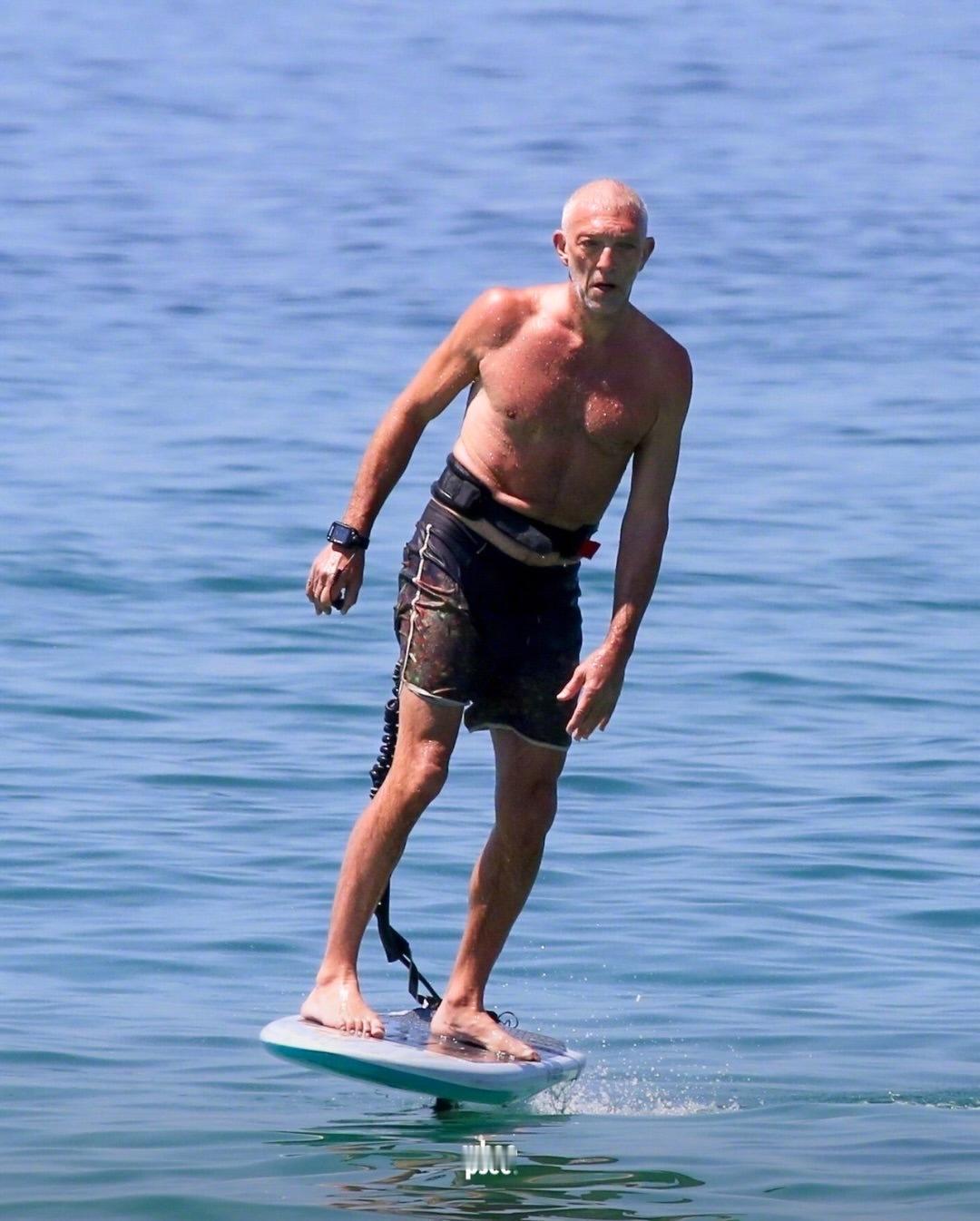 现身巴西海滩🏖️的59岁的文森特·卡索和他的小女友纳拉·巴普蒂斯塔。出生于巴黎