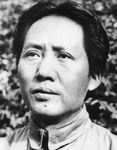 1948年，毛泽东离开城南庄去西柏坡。吉普车翻山越岭，经过一条荒凉山路时，路边草