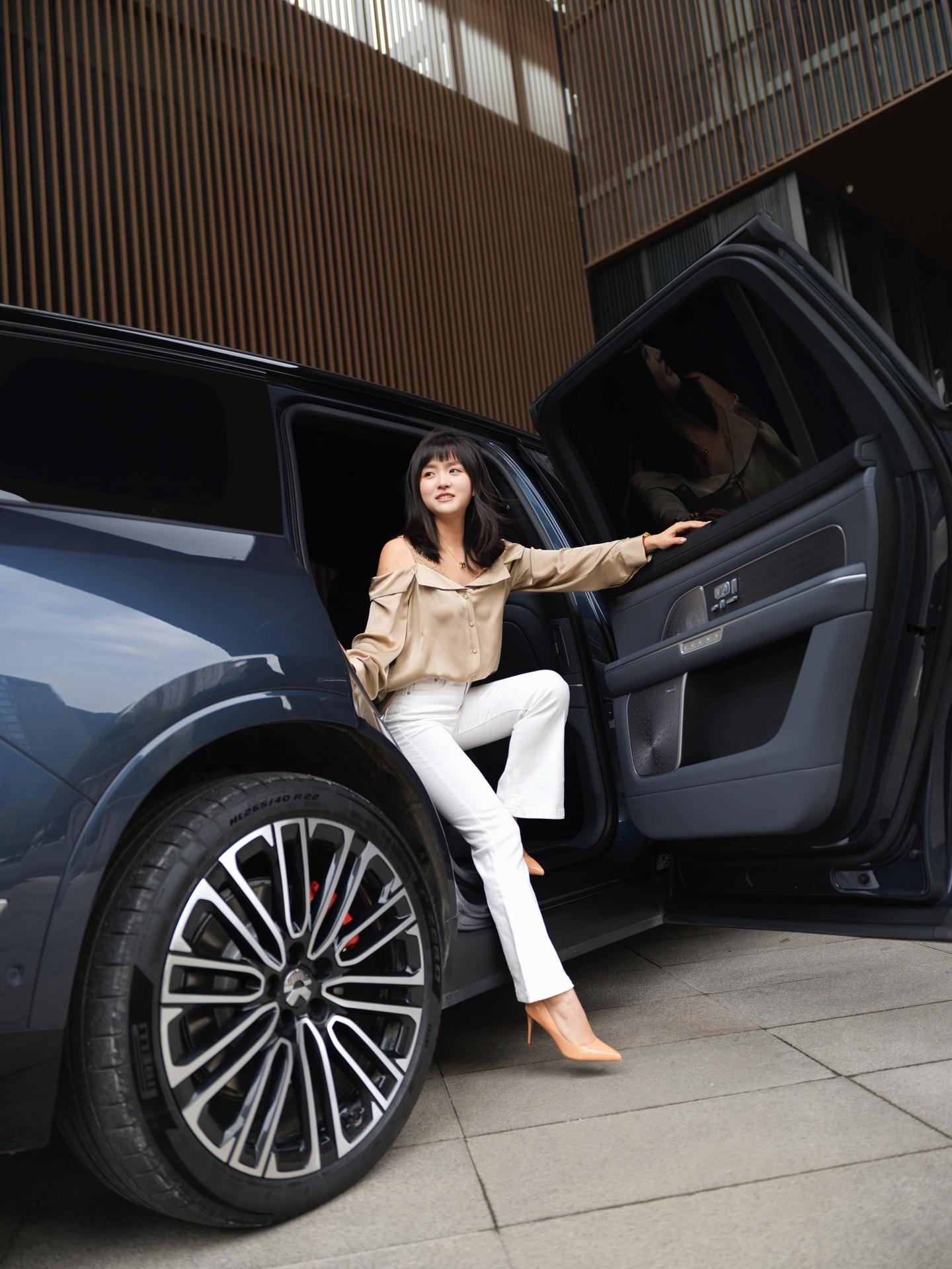 那个曾经偷穿妈妈高跟鞋的人长大了！也是拍到了莫文蔚同款了🤣🤣够商务不？