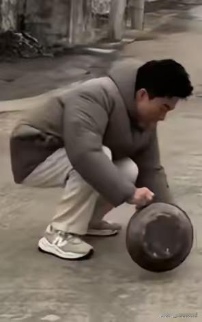 董宇辉这视频
我是循环了五遍，
但真不是看他炸狗盆，是想听清他到底在那嘟嘟囔囔啥