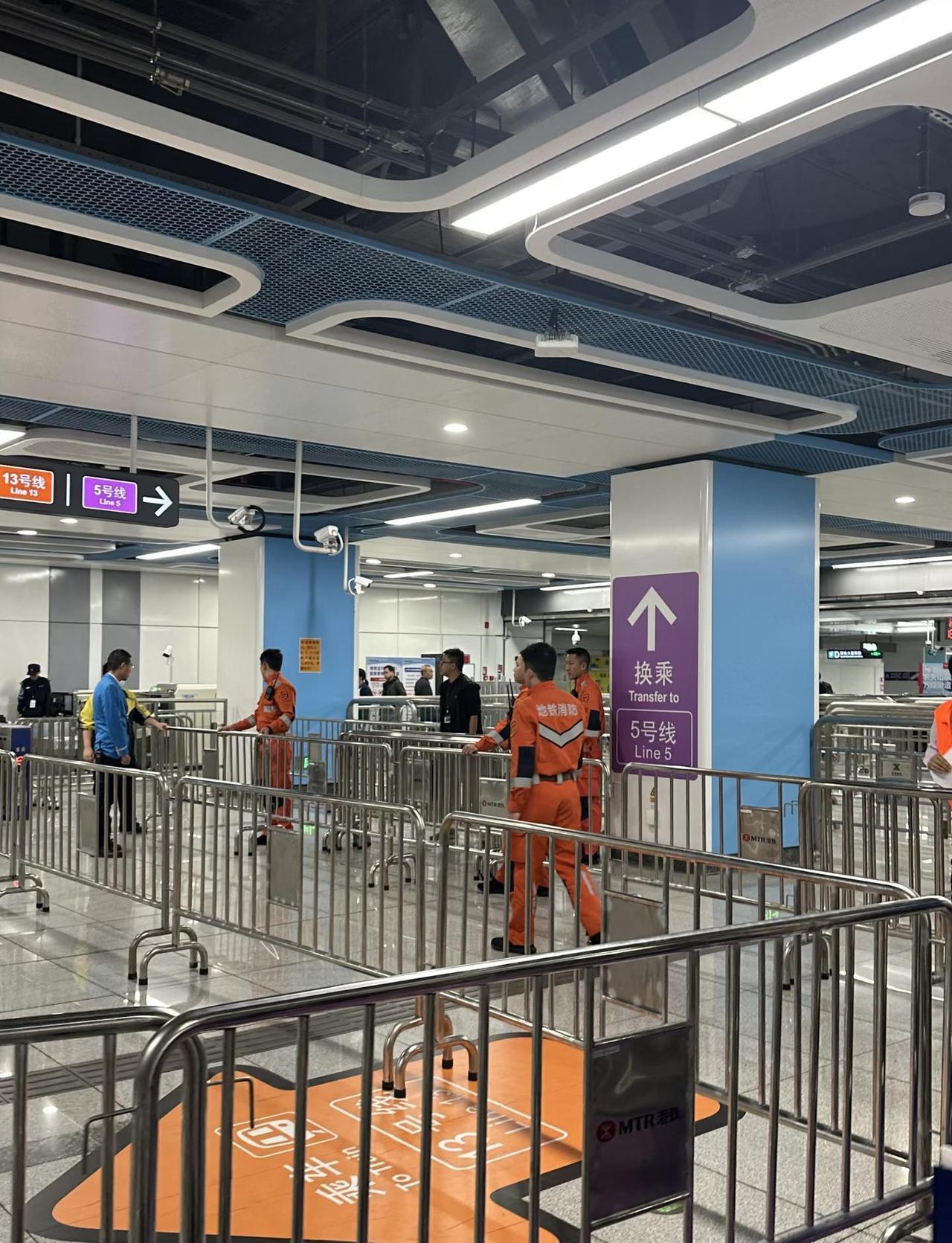 留仙洞地铁消防已就位
准备迎接超大人流量
深圳地铁