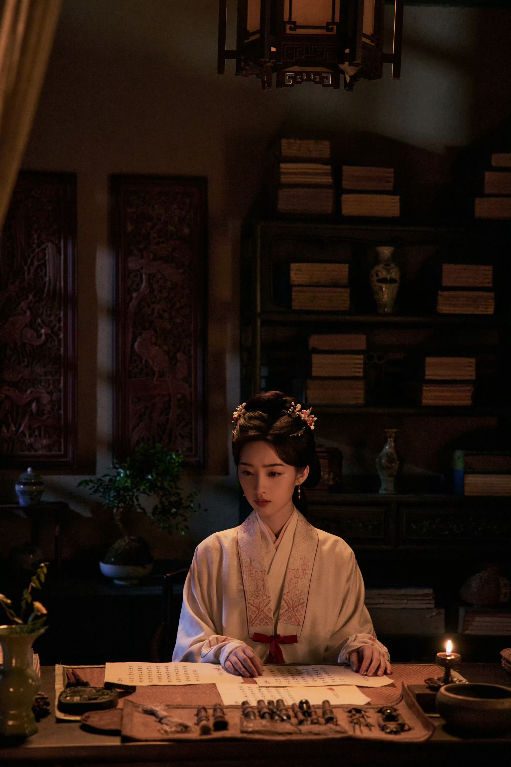 邓恩熙 傅庭芸人设获赞告别千篇一律的甜宠女主，傅庭芸有谋略、有胆识，擅长审时度势