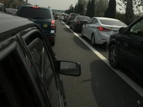 通过昨天在高速上跑了一个来回，我发现那些在高速上“龟速”行驶的车辆也是发生车祸的