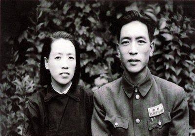 1946年，耿飚发现紧跟在身后盯梢的特务不见了，很是纳闷。随后，他特意买了礼物去