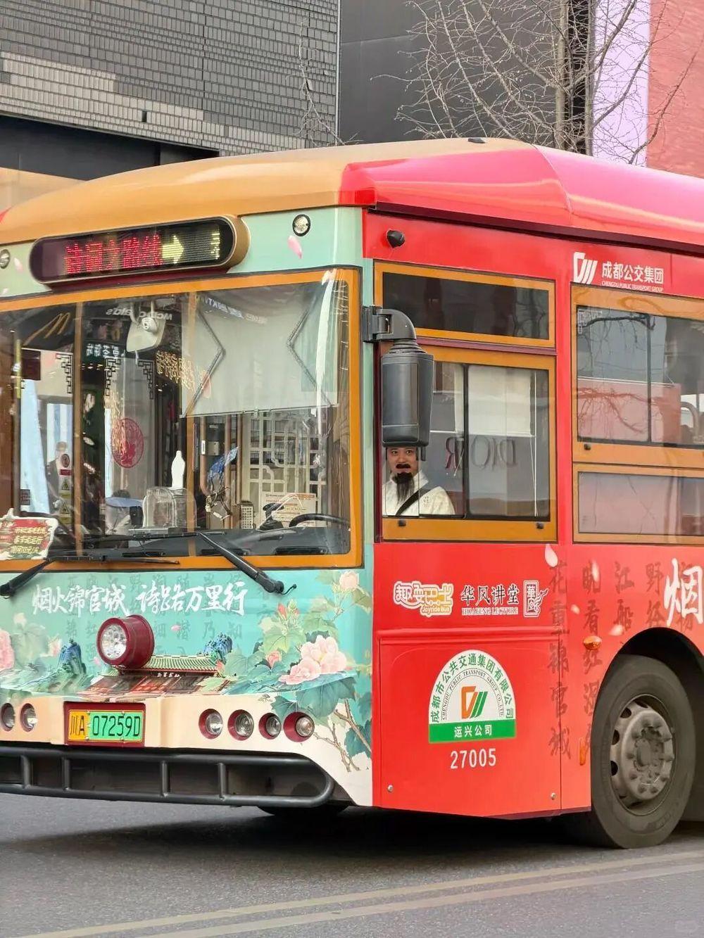 近日，多名游客发帖称，在成都看到“李白”“杜甫”在开公交车，并调侃“成都好超前啊