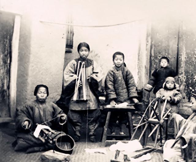 清末，帝国在内忧外患中蹒跚前行。皇权式微，百姓流离，西洋摄影术悄然记录下这个巨变