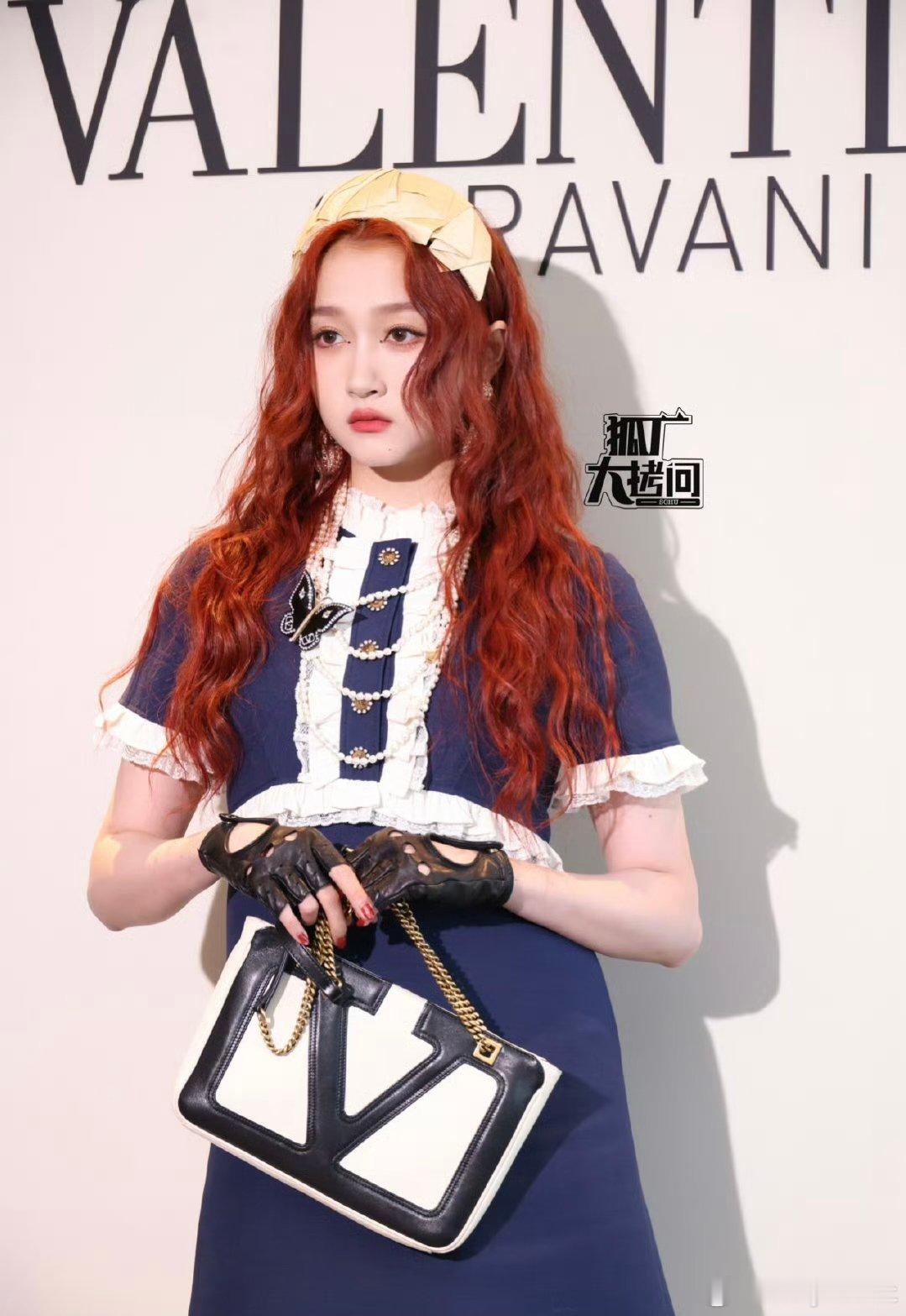 关晓彤吴艳妮合影 吴艳妮这颜值完全可以进娱乐圈了啊，完全不输女明星的！ 