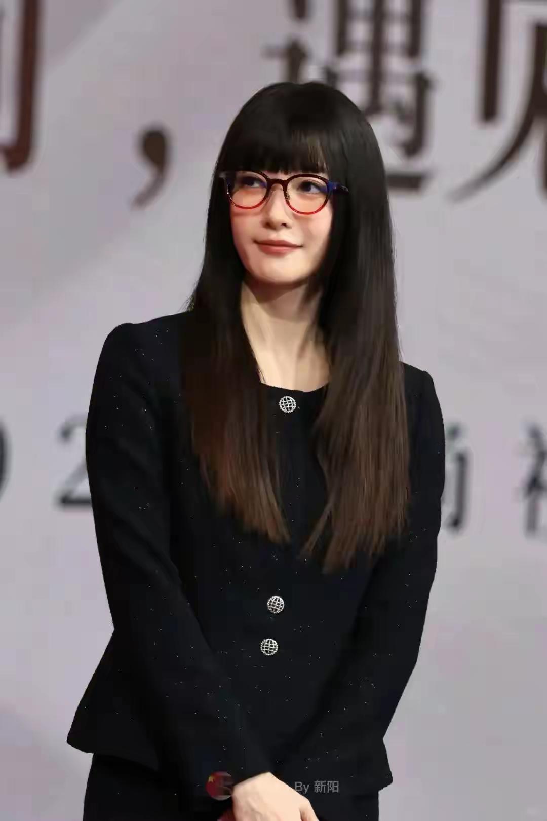 江疏影这个黑长白老师造型没以前好看了，秒变成路女了。
以前她的形象不错的，有点像