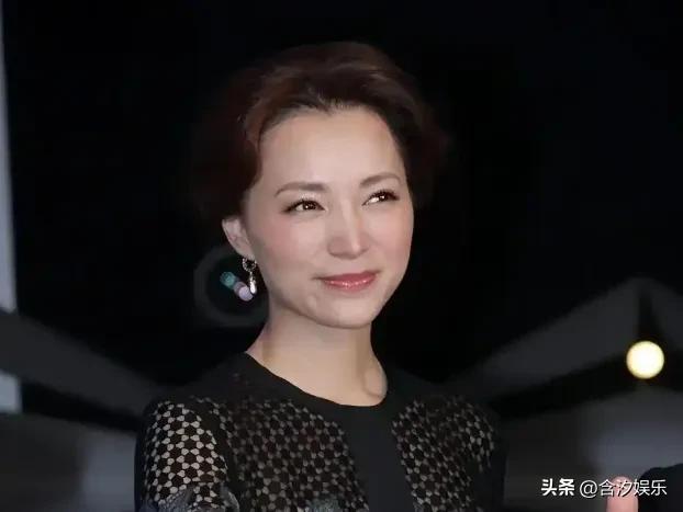 密春雷百亿帝国轰然倒塌，董卿却在大年初二亲手下厨，给80岁父母和13岁儿子包饺子