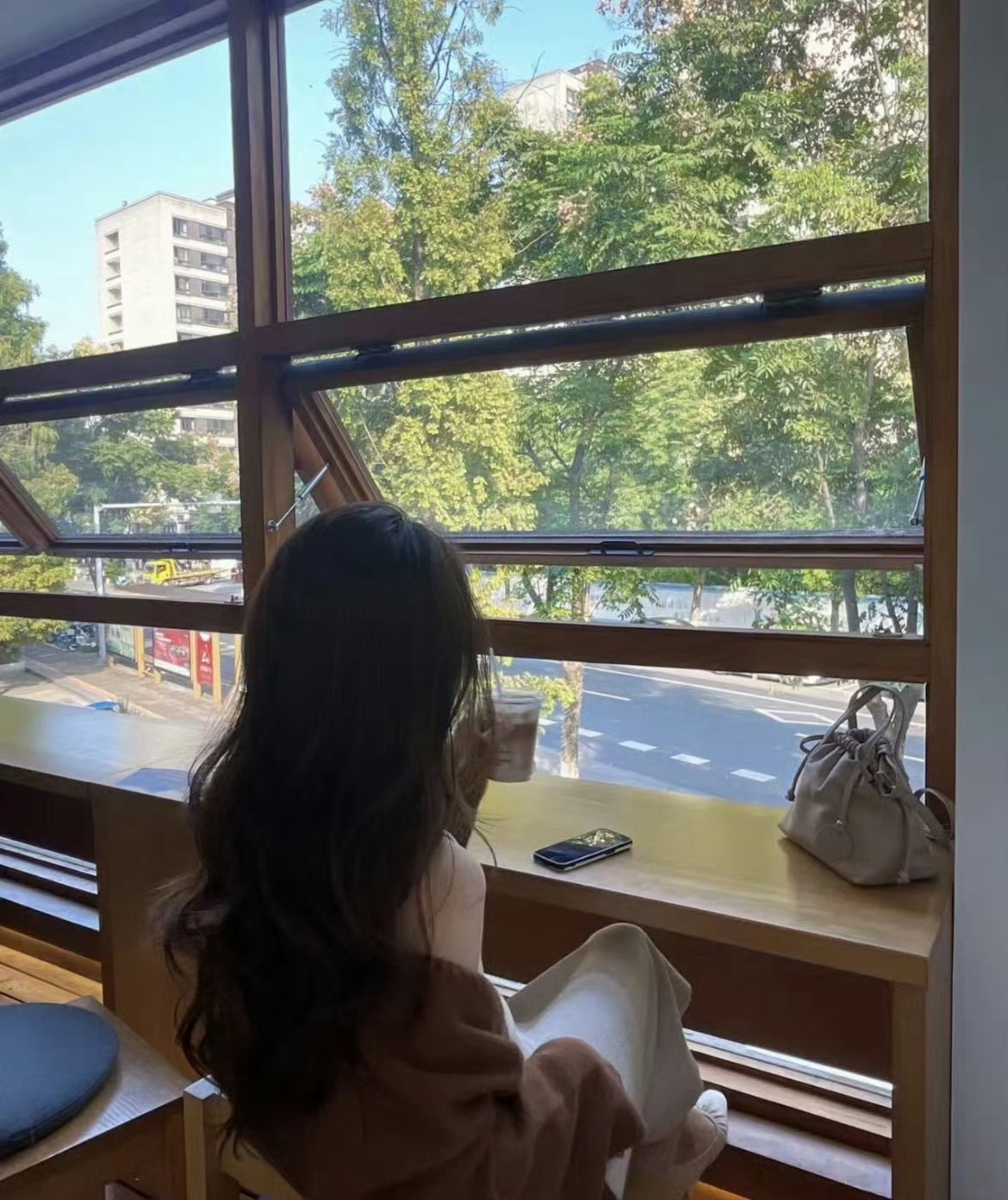 目前的状态：只想挣更多的钱买想买的东西,过想要的生活,然后永远精致的活着！ ​#