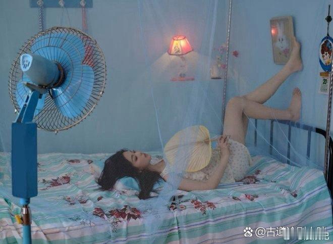杨超越家的风扇，比她岁数都长。 