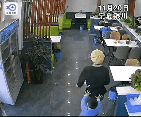 这个小孩太淘气了，一刻都停不下来，先是在背后猛地推了一下前面走的这个女子，由于小