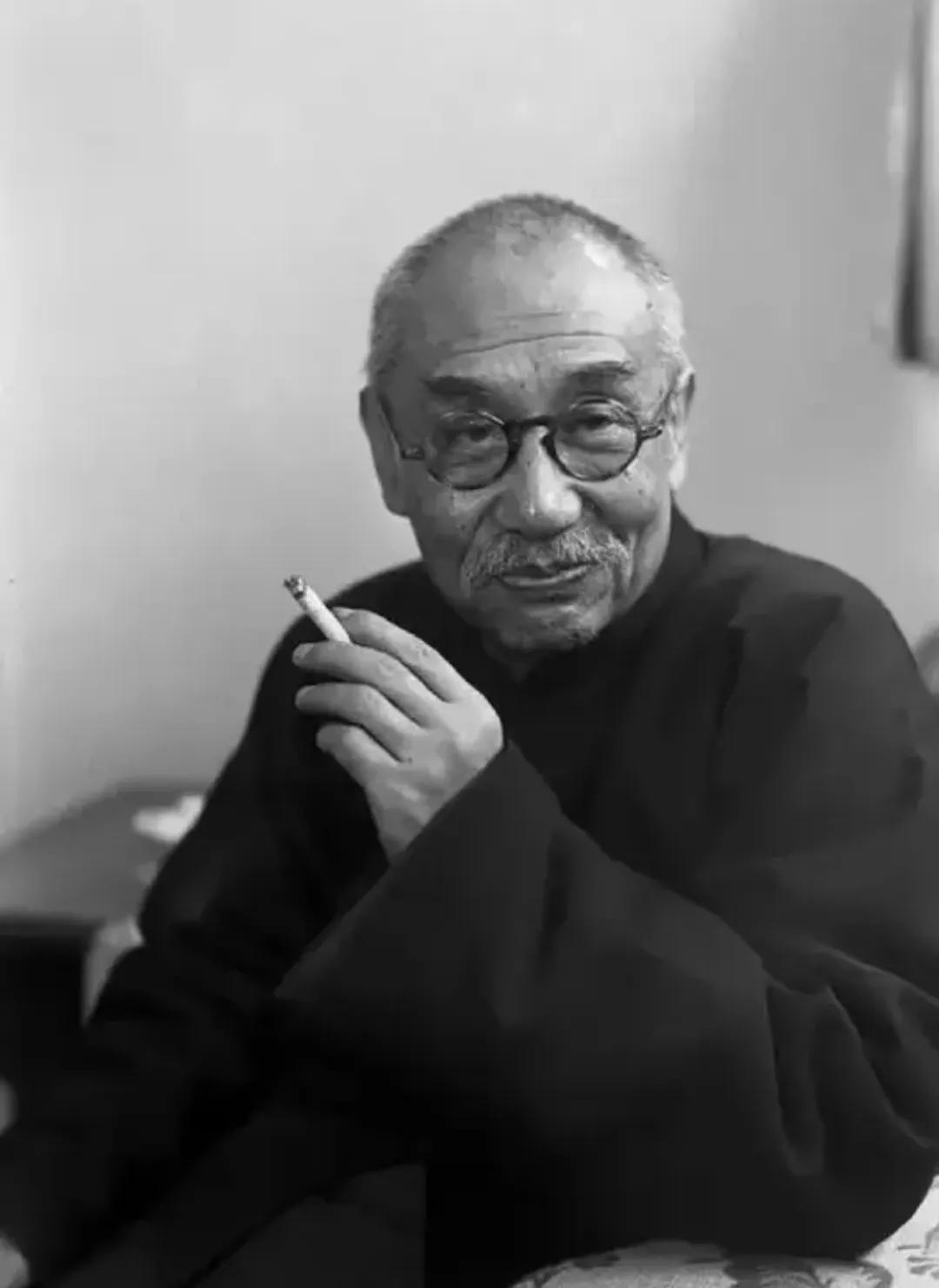 1949年4月，阎锡山离开太原不久，留下的一张老照片，从镜头里我们可以看到，他戴