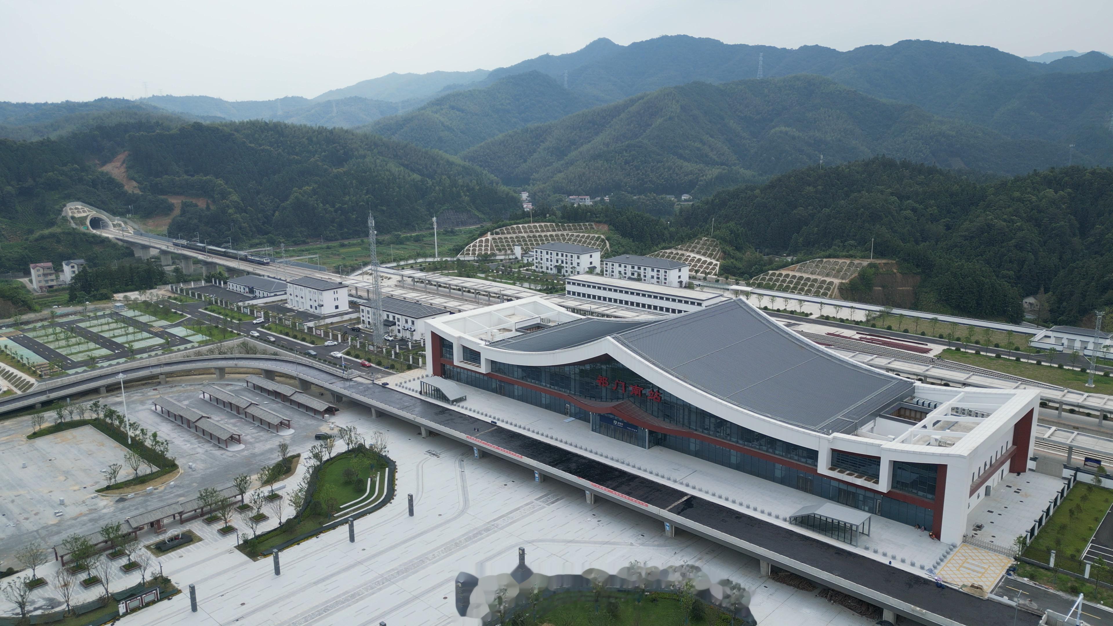 【#昌景黄高铁全线开始联调联试#】8月25日10时50分，随着首趟检测列车从黄山