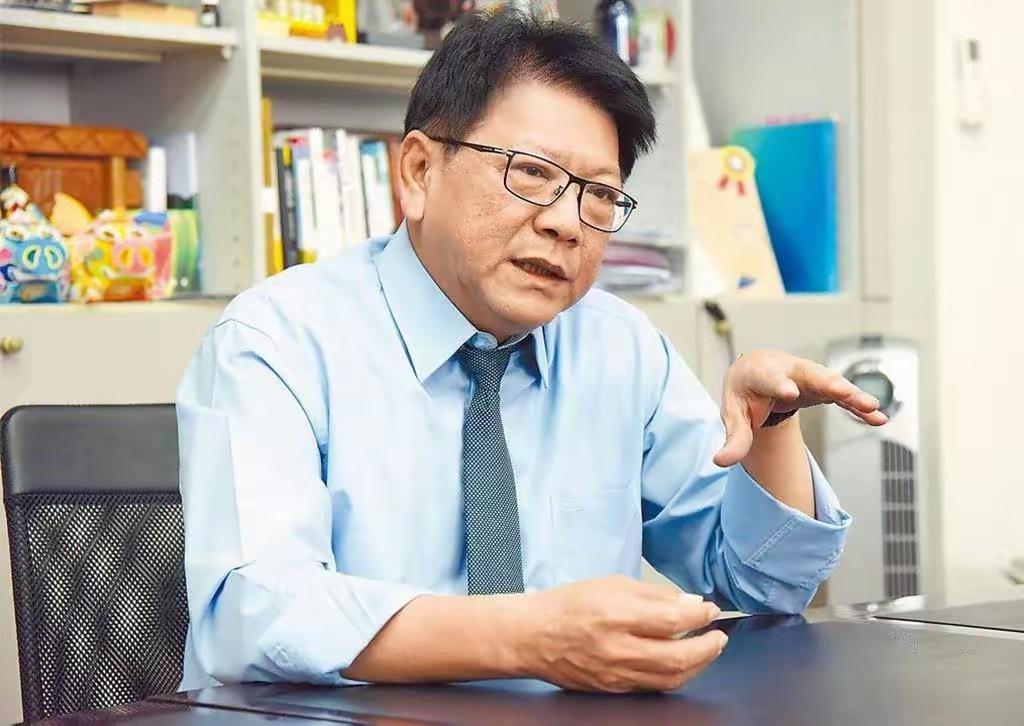 赖清德办公室秘书长潘孟安竟然在采访过程中“肘击”记者刘亭廷！陈以信公开发声，怒斥