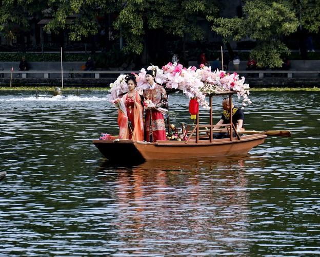 春风拂面，滦州古城青龙河暖意融融。精致花船缀满繁花彩饰，缓缓穿行碧波之上。两岸杨