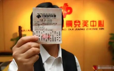 到底什么是洗钱？咱们用一个通俗案例讲明白：你买彩票喜中500万，缴完20%个税，