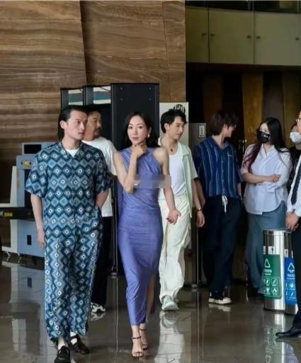 看了这张照片才知道胯的重要性，无胯没有曲线感，有胯才是完美身材啊！ 