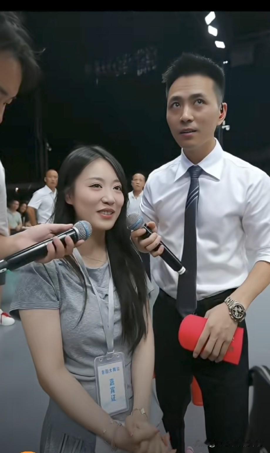 杨一歌在索图面前这么害羞呢？和直播间一点不一样啊！和其他人互动也不这样啊？甚至连