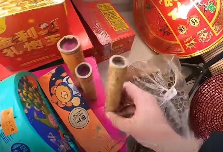 【在湖南浏阳，很多人就是靠花炮生活，30万人的生计都和花炮紧紧绑在一起】
   