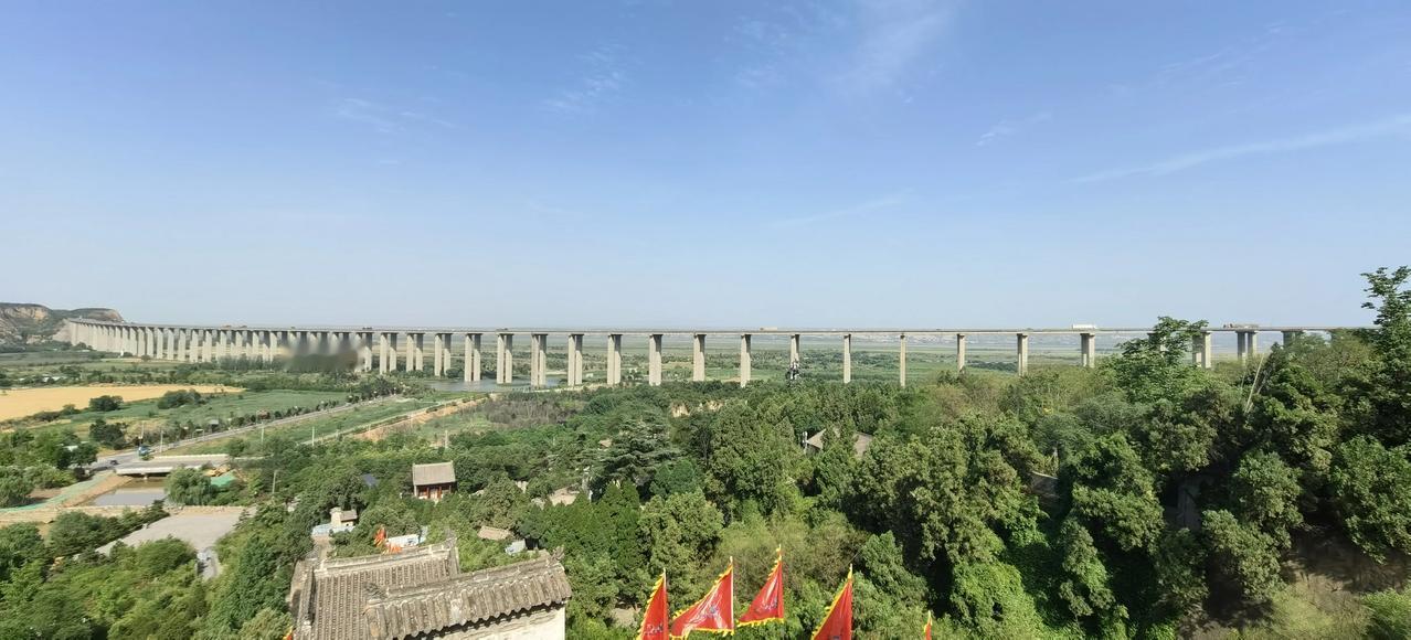 我们两次驾车经过芝川特大桥，整座桥全长3034米，国家投资七亿多元，用时两年多建