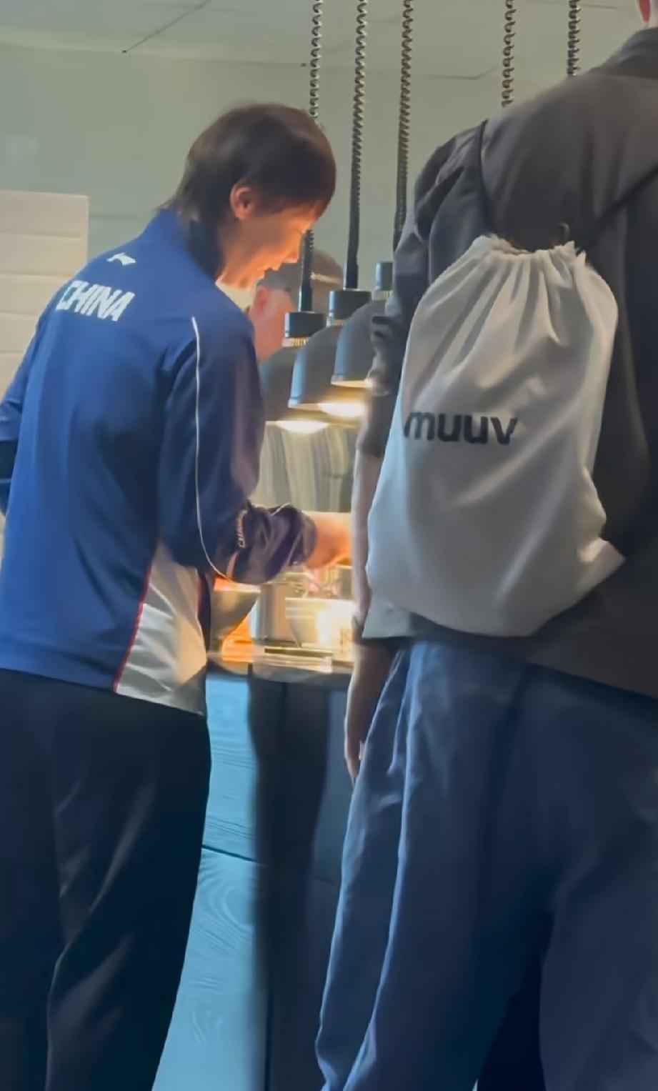 WTT瑞典大满贯期间，王曼昱早餐时间遇到老熟人WTT英文官方解说亚当！
两个人在