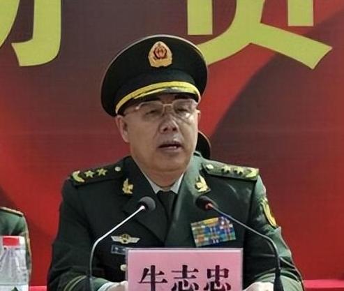 他曾担任过武警副司令，45岁升少将，55岁升中将，升官一年后落马

2016年，