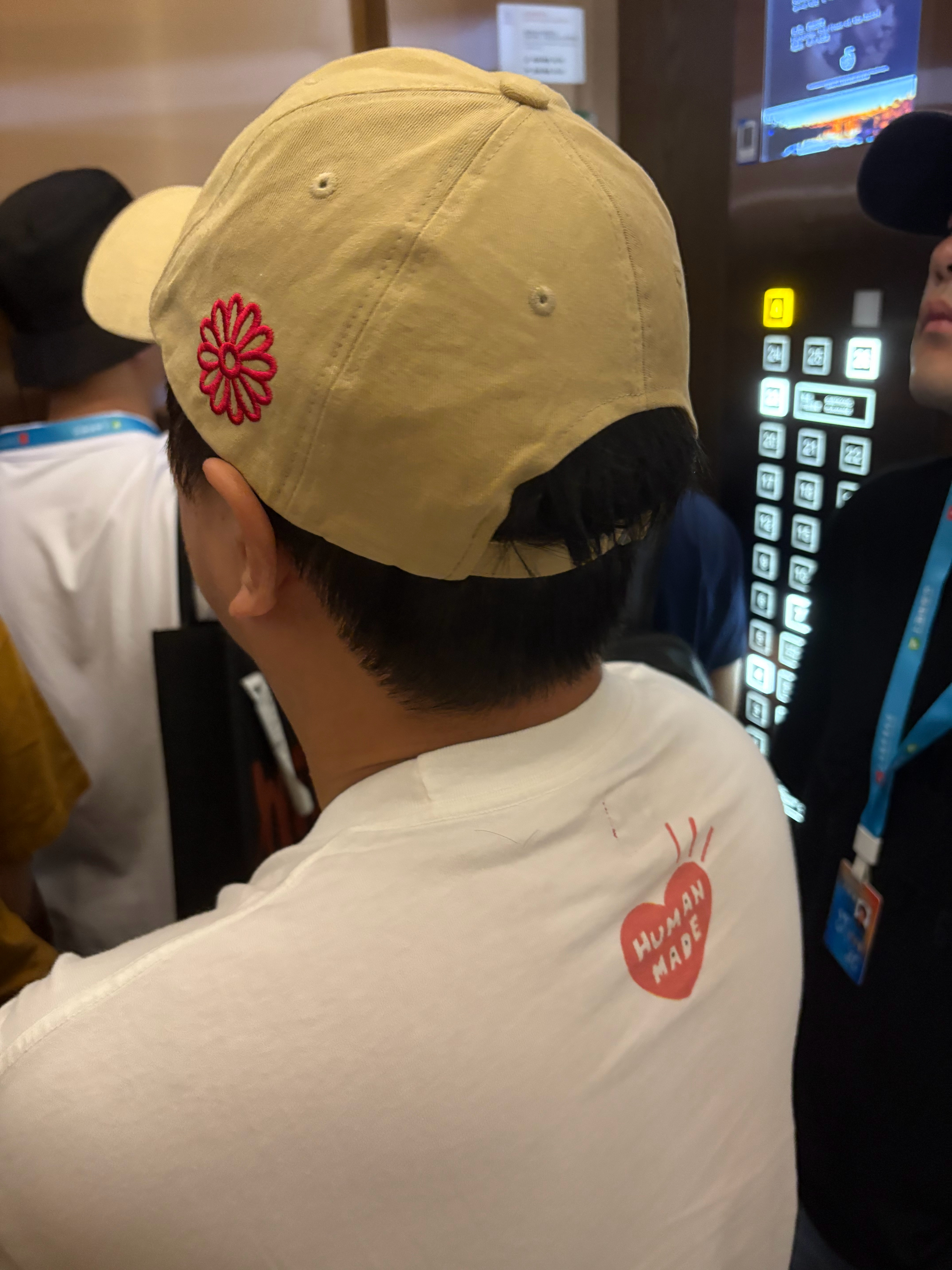 上电梯吃饭偶遇黄渤，Human Made家的t确实不经洗。  ​​​