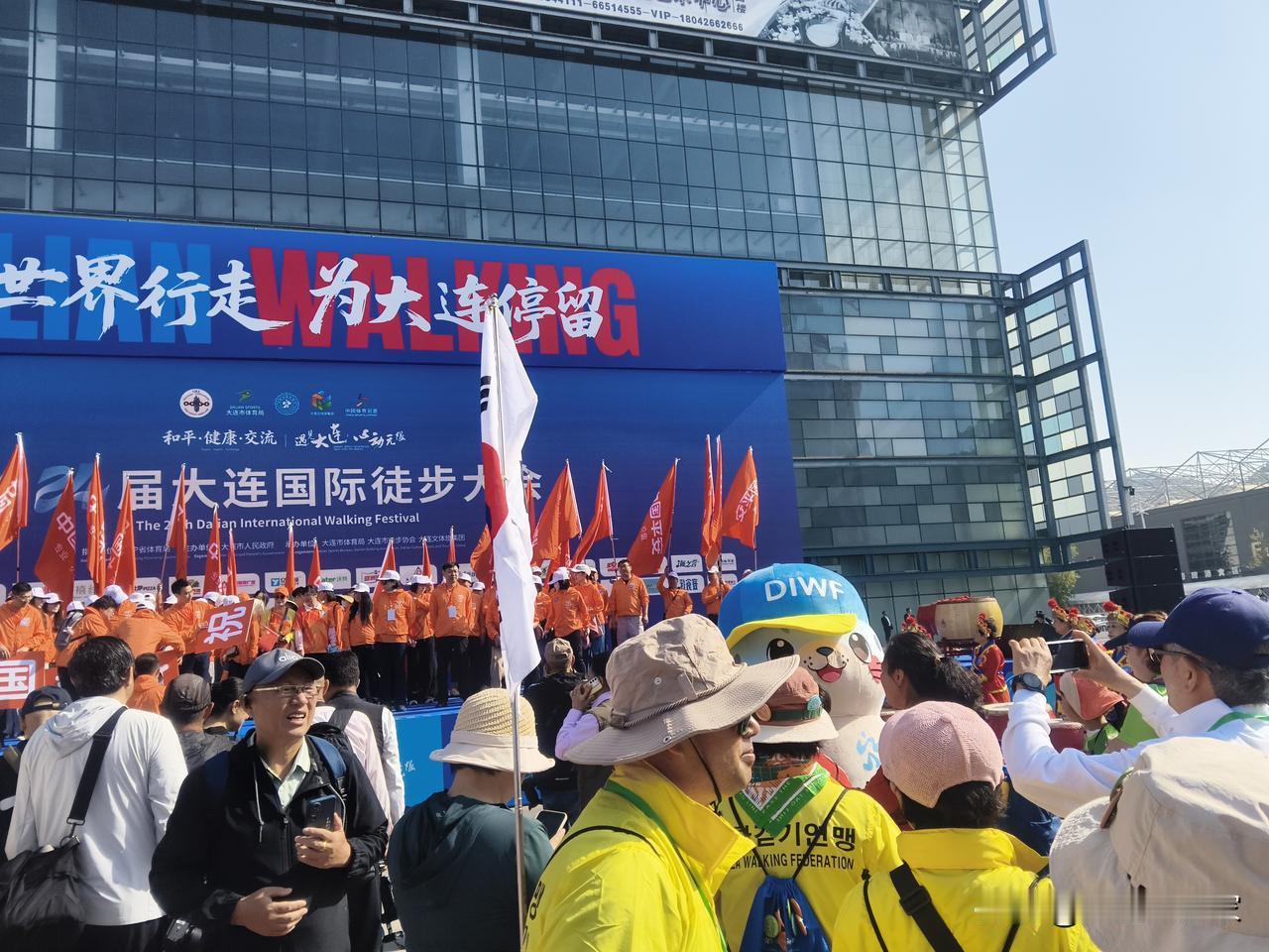我是大连本地人，80后。我当年念书时还是本地人居多，外地人很少。后来，随着我本人