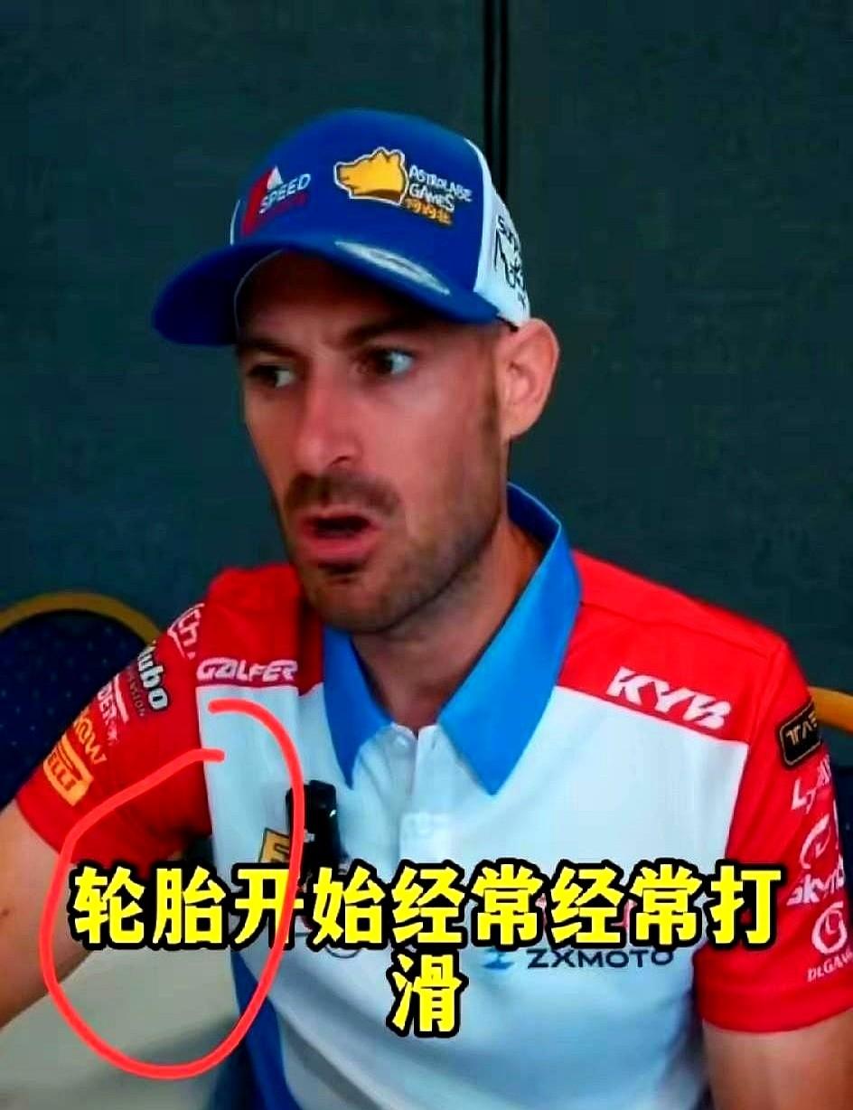 背后像是被人从远处猛拽了一下，整个人往后一扯。

大直道上，53号车手德比斯紧贴