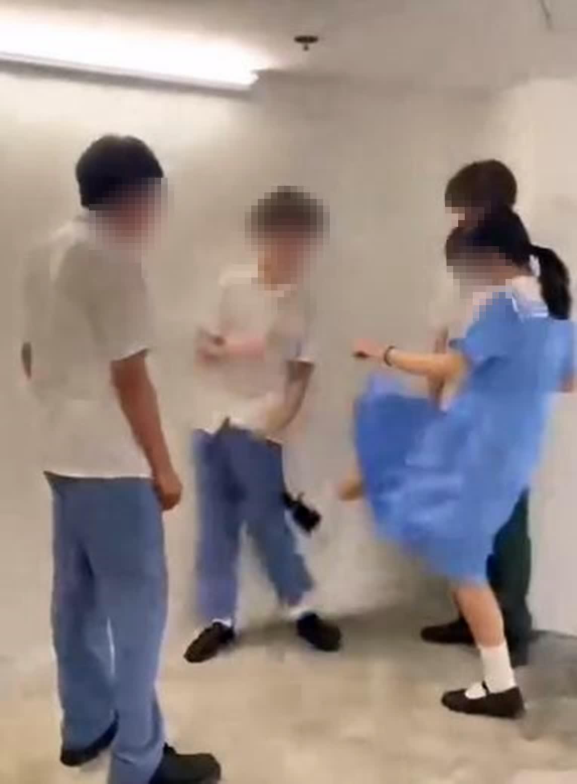 香港一中学4名学生欺凌内地一男生，被逮捕，还要追究刑责。

近日爆料：圣芳济各书