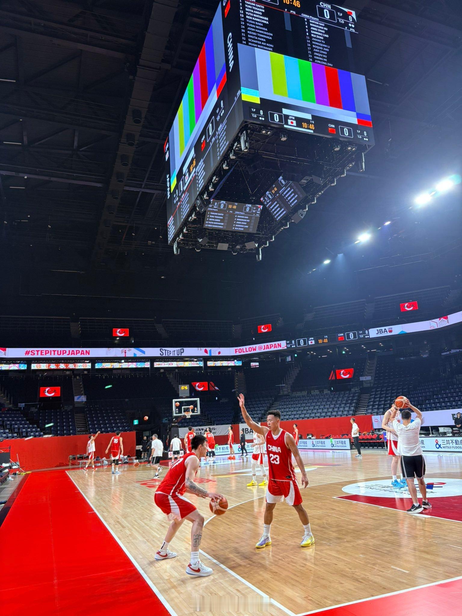 中国男篮vs日本男篮 真不容易，终于看到一张中国男篮的踩场训练图