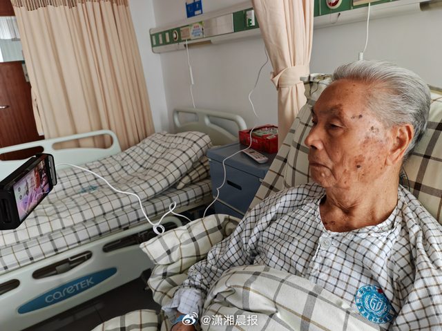 【#被认定恶势力主犯离休干部躺床受审##律师谈95岁离休干部是否会被收监#】据新