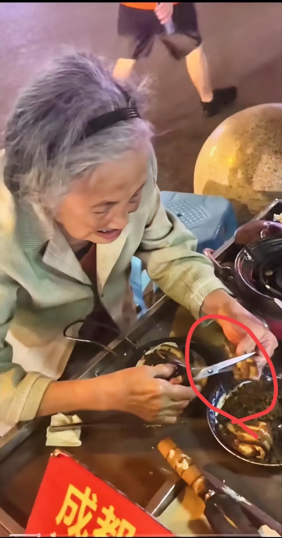 我本来都放弃继续报道这个老婆婆了！

可真的是只有你想不到，没有他做不到的事情！