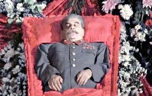 1961年，斯大林坟墓被挖开，军官们将其从水晶棺中抬了出来，亲手剪掉他军服上所有