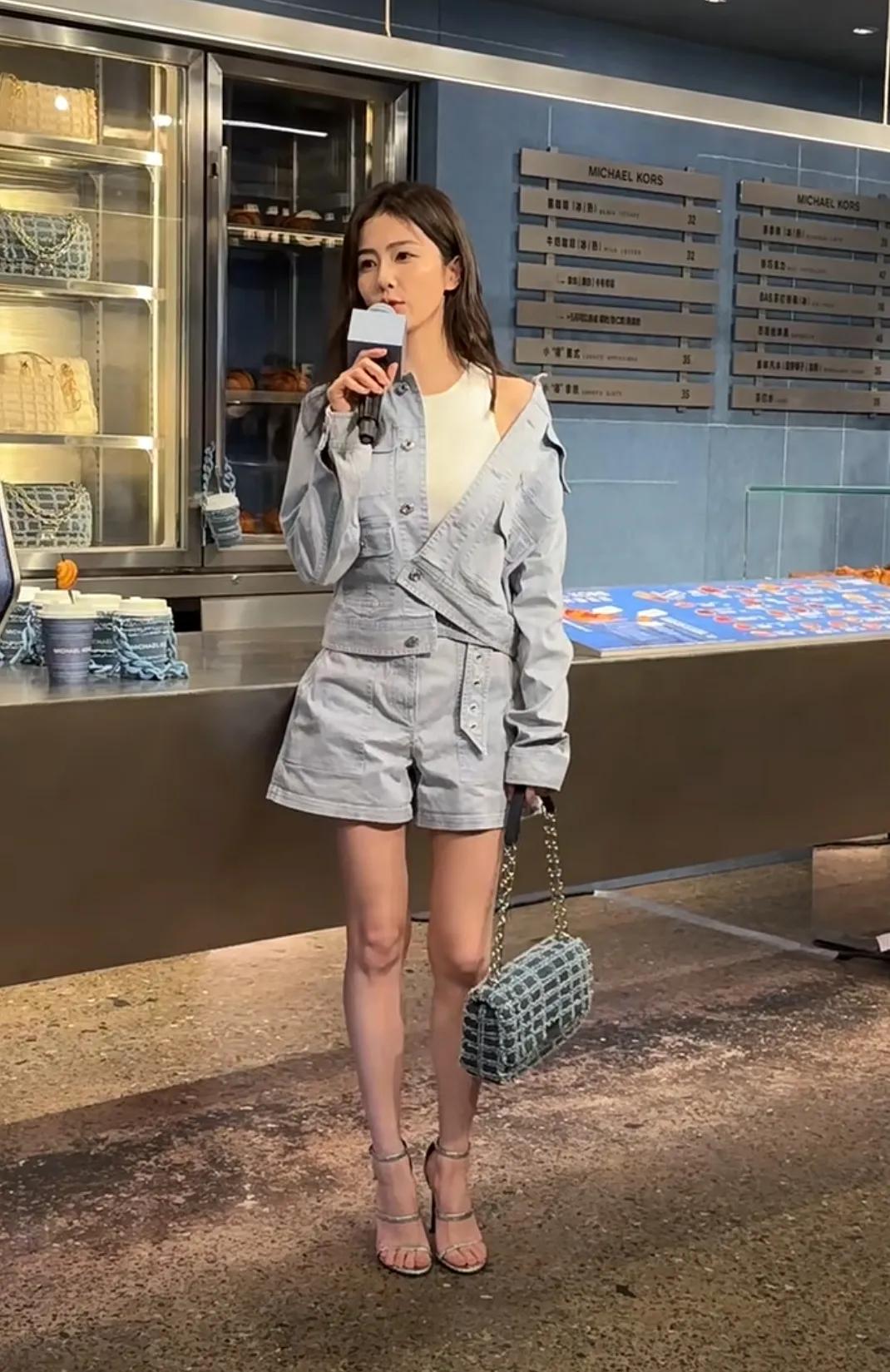 白鹿参加某面包店开幕活动
某个角度看着她居然有点像乔欣
不得不说，白鹿的颜值和身