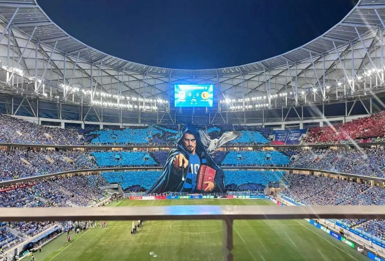 梭鱼湾配上全场巨型TIFO，呈现出世界级主场氛围，数万球迷步调一致，中超看台文化