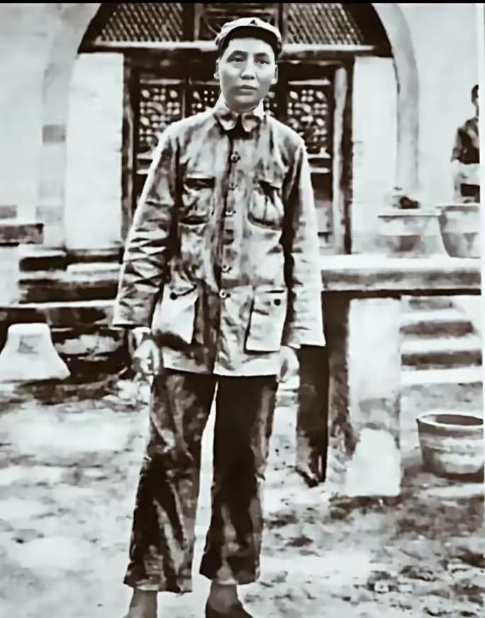 这张照片当年曾是国统区暗夜里的一束微光——它被秘密印成明信片，悄悄夹在《圣经》的