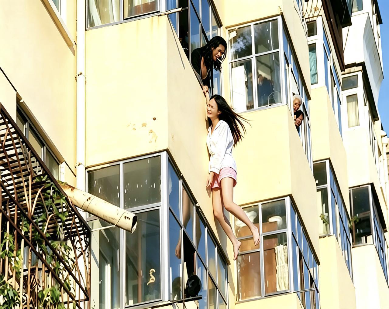 情侣酒后吵架女友跳楼，男友拼命拽5分钟没拉住酿惨剧。法院判男子赔偿8万多！
 