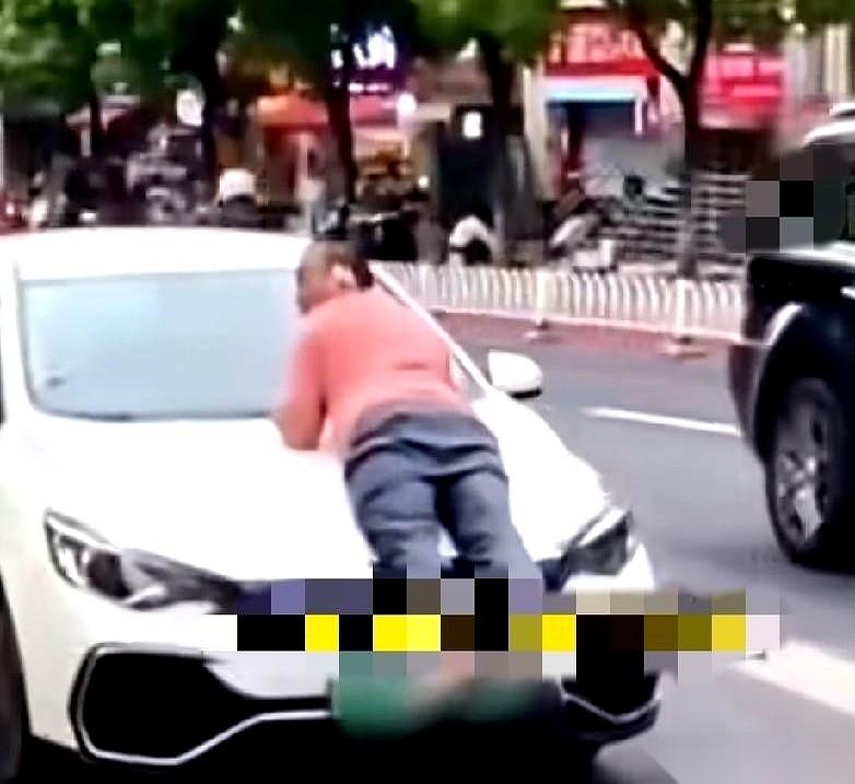 “帮我报警！帮我报警！”
8月2日的重庆高新区街头，一辆轿车轰着油门往前窜。引擎