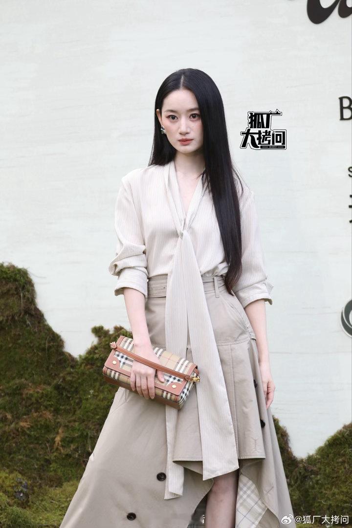 VOGUE拍的艺人们 vogue红毯生图第三波孙怡、鹤秋太美了，尤其鹤秋穿着大胆