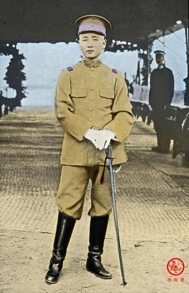 【36岁的张作霖有一股英武之气】张作霖是东北绿林出身，普遍被大家认为是一个大老粗
