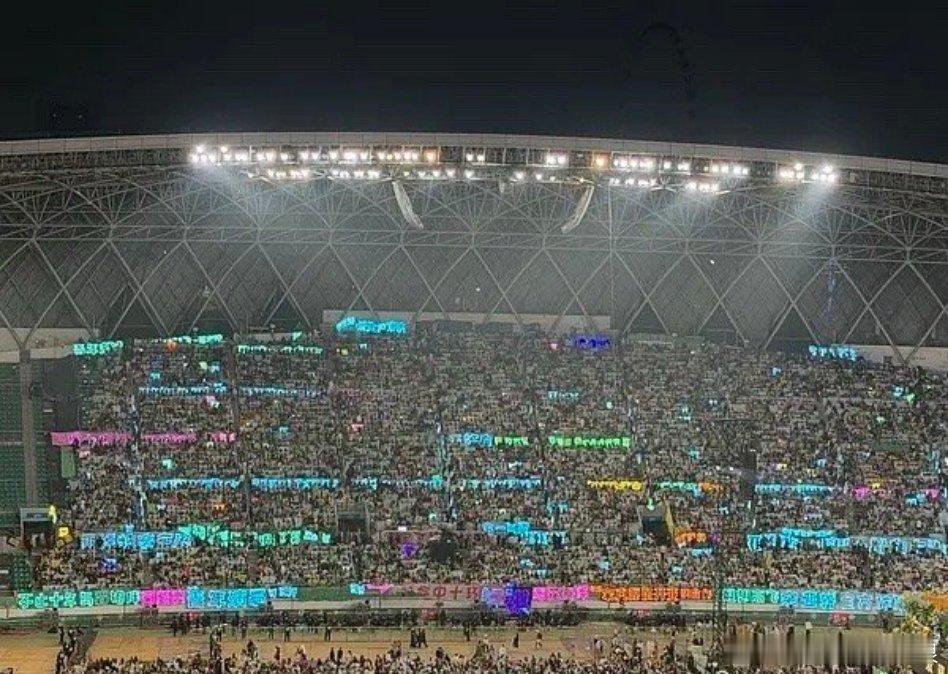 时代少年团六周年演唱会第二场，两边长灯牌都亮起来了～来看看谁长灯牌最多？ 