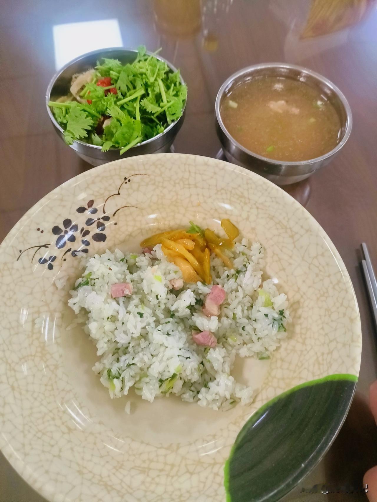 猜猜这是哪里的美食，菜饭牛肉汤。

菜饭做的挺好，干松不黏，而且明显放了咸肉的，