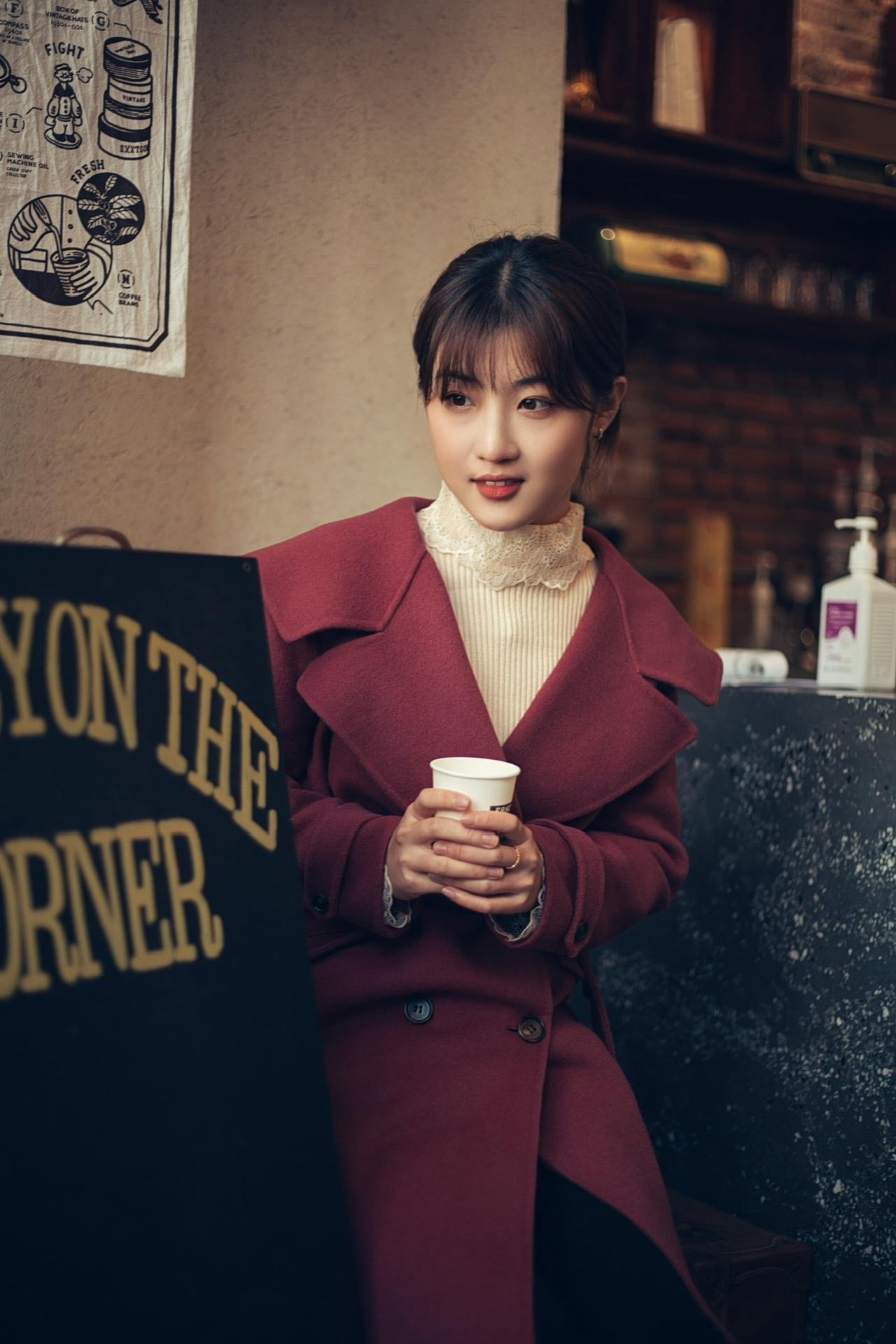 佳能5d3 咖啡厅人像
咖啡厅拍照氛围人像 故事感照片 拍出电影感