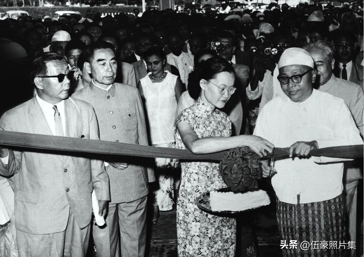 1961年，时任中国驻缅甸大使李一氓（左一）陪同周恩来总理出席在缅甸仰光举行的中