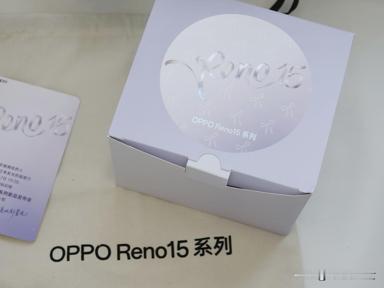 收到了OPPO Reno15系列的发布会邀请函，是一个投影灯～蝴蝶结元素好梦幻～