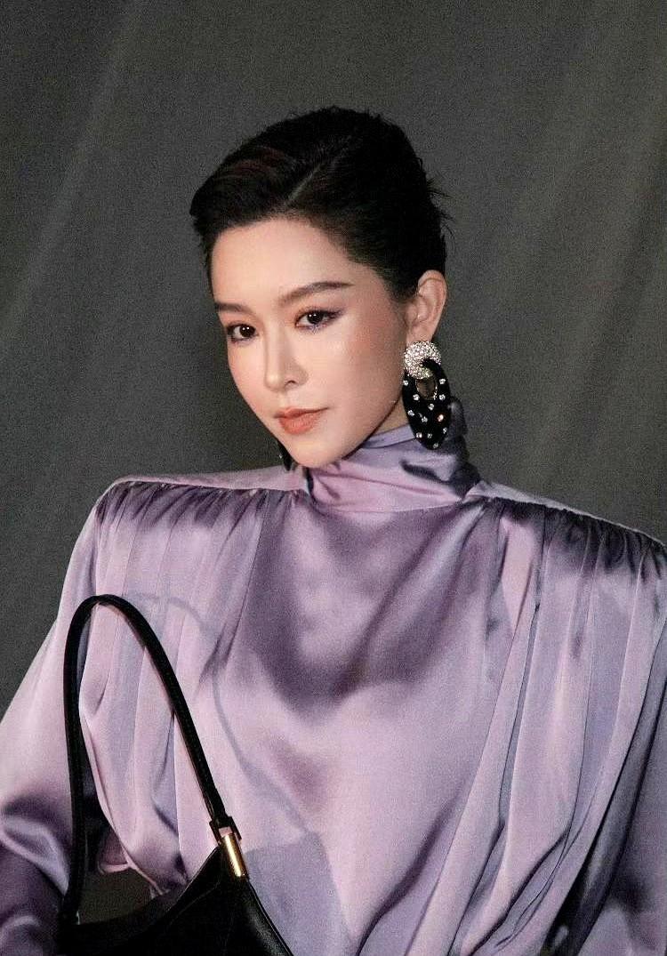 好多人说文咏珊这身衣服像塞了个衣架，真的看不懂吗？

在巴黎时装周，她穿了件香芋